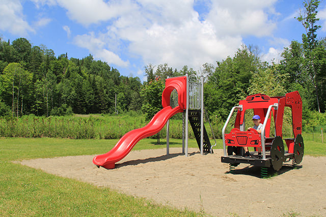 Parc pour enfants à la plage du lac Wallace